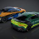 Heckansicht des Aston Martin Vantage GT4 und des McLaren 570S GT4 - Urheber: Berzerk Design