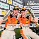 Die Champions der ADAC GT4 Germany 2022: Mike David Ortmann (li.) und Hugo Sasse