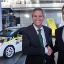 Fortsetzung einer starken Partnerschaft: ADAC Sportpräsident Dr. Gerd Ennser (l.) und Opel CEO Florian Huettl