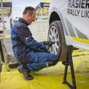 Zusammenarbeit: Die Mechaniker des ADAC Opel Electric Cup gehen perfekt gekleidet ins elektrisierende Rallye-Geschehen