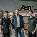 ABT Sportsline CEO Thomas Biermaier (Mitte) mit den beiden Fahrern für die DTM Saison 2023 (Foto: ABT Sportsline)