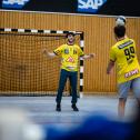 Jusuf Owega probierte sich als Handball-Torwart und zeigte sich reaktionsschnell