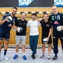 Philipp Ahouansou, Marvin Dienst, Jusuf Owega, Patric Niederhauser und David Späth (l-r) bei einer gemeinsamen Handball-Session