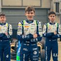 Das ADAC Formel Junior Team ist bereit für den Saisonstart (v.l.n.r.): Finn Wiebelhaus, Max Reis und Tom Kalender (Foto: Fabian Therre)