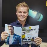 Nico Rosberg liest die neue ADAC Motorwelt