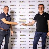 Martin Kimm, Geschäftsführer von FaberExposize, überreichte  Thomas Voss, Leiter ADAC Motorsport und Klassik, einen Pokal