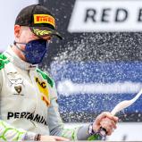 Spritziges Vergnügen: Die Fahrer des ADAC GT Masters feiern mit Schaumwein der Schumacher Selection