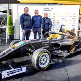 ADAC Motorsportchef Thomas Voss, ADAC Vorstand Lars Soutschka und ADAC Automobilreferent Jürgen Fabry (v. l.) mit dem neuen Rennwagen der ADAC Formel 4