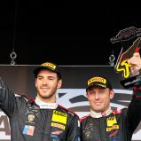 Am Nürburgring feierten Benjamin Hites und Marco Mapelli (v. l. n. r.) den ersten Sieg des Lamborghini Huracán GT3 Evo2 im ADAC GT Masters