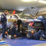 Bei den WRC Boliden sind in Deutschland vor allem Reifen, Fahrwerk und Bremsen sehr gefordert