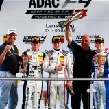 ADAC Formel 4: Jannes Fittje (2. v.l.) und Mike David Ortmann (r.) feiern zusammen auf dem Podium
