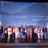 Die glücklichen Sieger der ADAC Europa Classic bei der Preisverleihung.