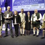 Die Gesamtsieger der ADAC Moto Classic 2019 mit ADAC Klassik-Referent Prof. Dr. Mario Theissen