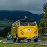 Ein Volkswagen T1 Bulli der ADAC Straßenwacht war während der Tour mit einem CO2-neutralen Kraftstoff unterwegs
