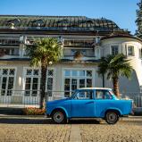 Mit ihrem „Schorsch“, einem Trabant 601, genießt Schlager-Star Stefanie Hertel die schönsten Strecken im Chiemgau und in Tirol