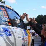 Abklatschen mit den Fans: Das ADAC Opel Rallye Junior Team feiert in Eisenach den Junior-EM-Titel