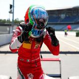 Andrea Kimi Antonelli (15/ITA/Prema Racing) jubelt über seinen dritten Saisonsieg 