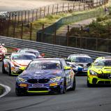 Im Titelkampf: Der BMW M4 GT4 vom RN Vision STS Racing Team und der Mercedes-AMG GT4 von GetSpeed Performance