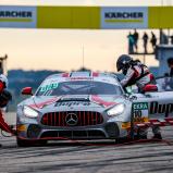 Mercedes-AMG GT4 von Jacob Erlbacher und Christoph Dupré in der Boxengasse