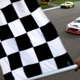 Zielflagge beim Doppelsieg für Mercedes-AMG auf dem Sachsenring