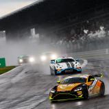 Der Aston Martin von Sasse/Ortmann im Regen des Nürburgrings