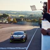 Der Aston Martin von Prosport Racing bei der Zieldurchfahrt