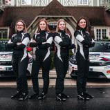 Sie wollen den männlichen Konkurrenten im ADAC Opel Electric Rally Cup einheizen: Emy Ailloud-Perraud, Emma Chalvin, Alizée Pottier, Lou Murcia (v.l.n.r.)